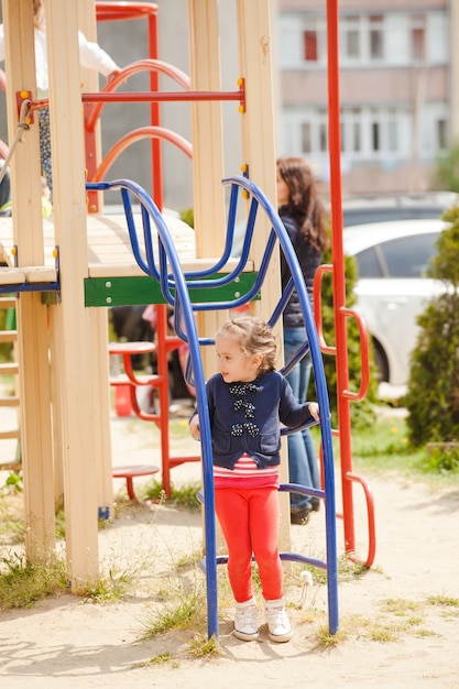 Les enfants jouent à l'aire de jeux à l'extérieur