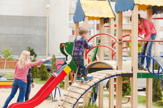 Les enfants jouent à l'aire de jeux à l'extérieur