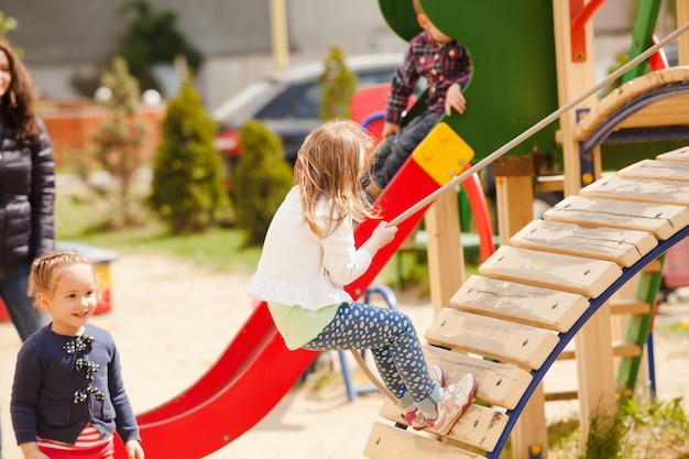 Les enfants jouent à l'aire de jeux à l'extérieur