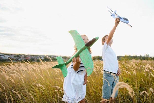 Les enfants jouent au concept d'avion jouet d'enfants d'enfance heureux rêvent de voler et de devenir pilote