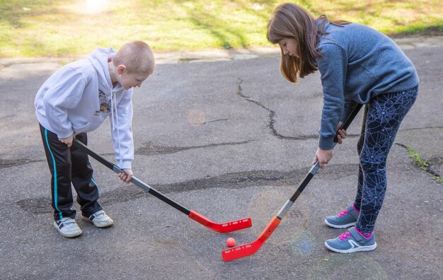 Les enfants jouent au hockey dans la rue