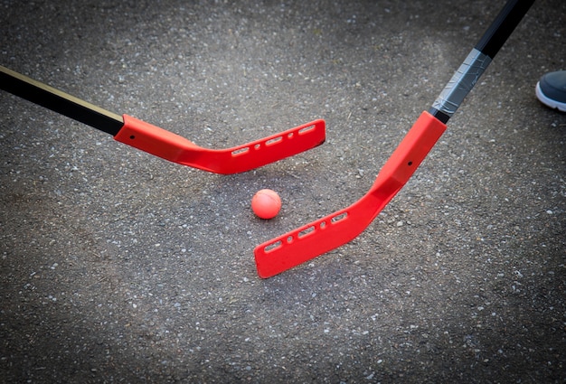 Les enfants jouent au hockey dans la rue