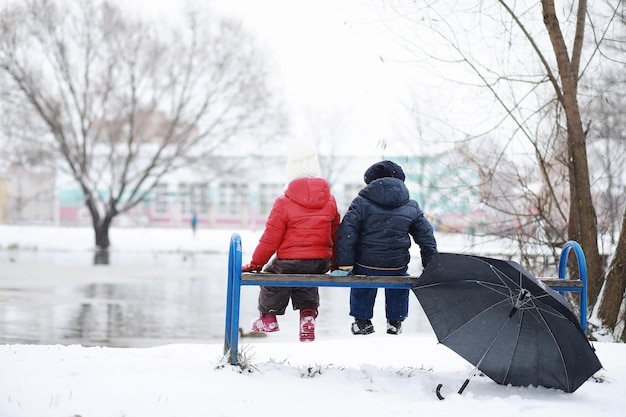 Les enfants jouent au parc d'hiver