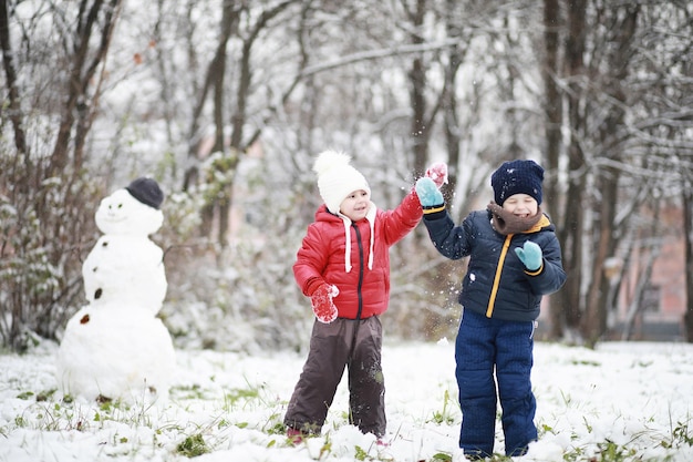 Les enfants jouent au parc d'hiver