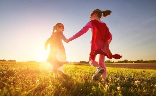 Les enfants jouent au super-héros