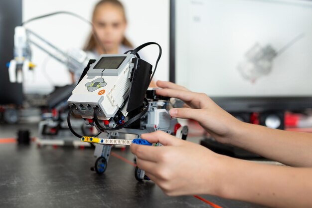 Les enfants jouent avec un chien robot dans une leçon de robotique