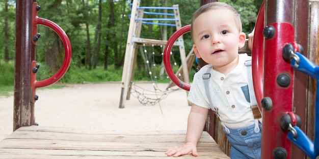 Les enfants jouent dans le labyrinthe des enfants