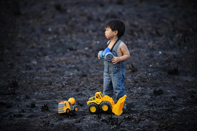 Les enfants jouent avec des jouets dans des endroits pollués