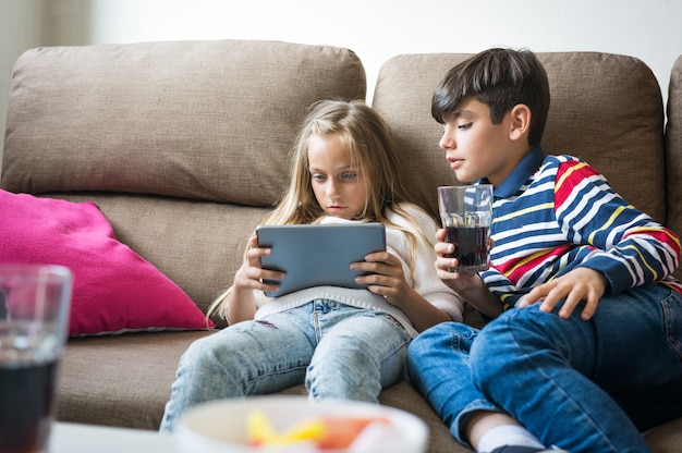 Les enfants jouent joyeusement à des jeux vidéo.