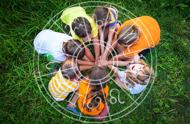 Les enfants jouent avec leurs mains jointes signe du zodiaque mise au point sélective