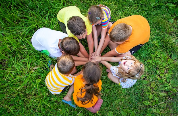 Les enfants jouent les mains jointes.