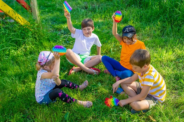 Photo les enfants jouent à la pop dans la rue mise au point sélective