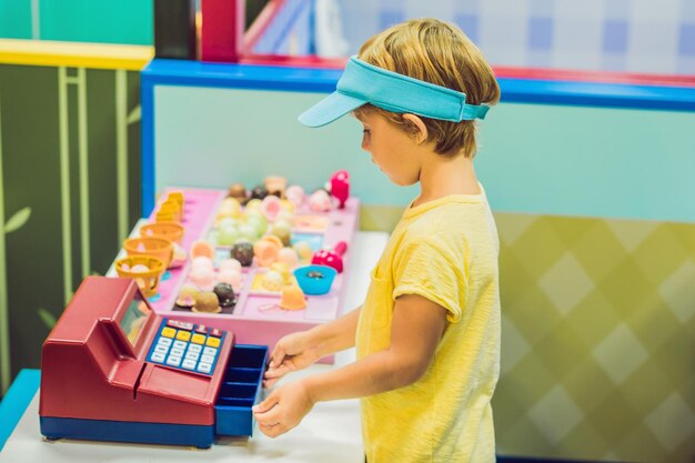 Les enfants jouent en tant que vendeur de crème glacée dans le magasin de crème glacée