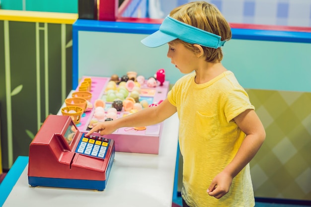 Les enfants jouent en tant que vendeur de crème glacée.