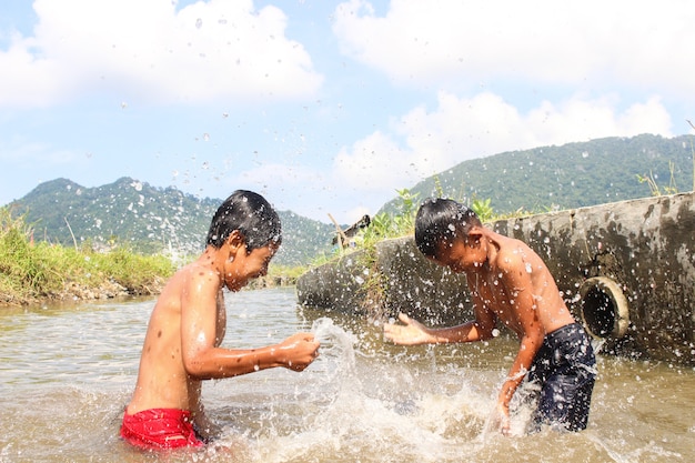 Enfants jouent Water Village