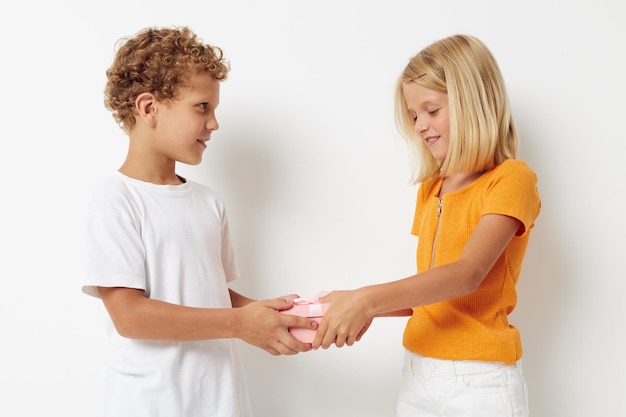 Enfants joyeux amusant cadeau d'anniversaire surprise fond isolé inchangé