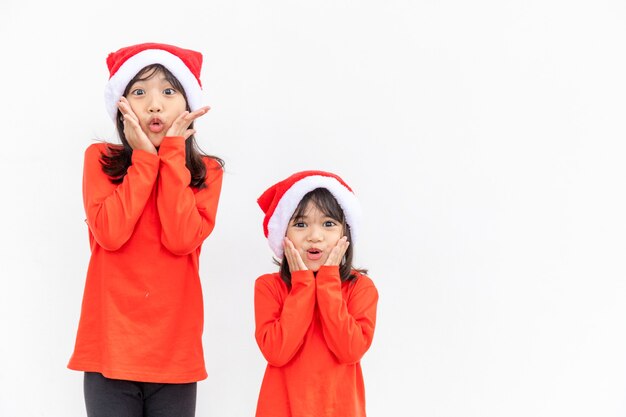 Les enfants joyeux célèbrent Noël Les frères et sœurs sont prêts à célébrer Noël ou à rencontrer le nouvel an