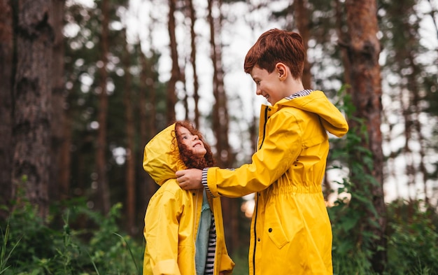 Enfants joyeux dans la forêt d'automne