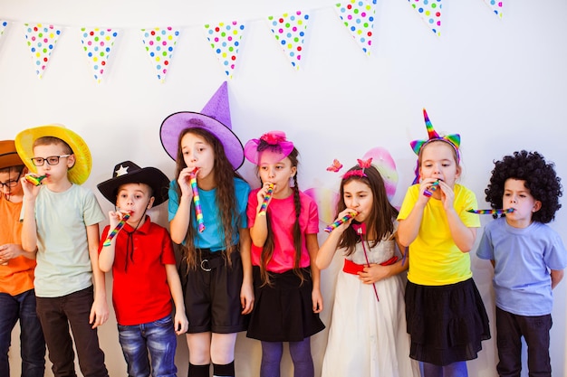 Enfants joyeux s'amusant à la fête d'anniversaire