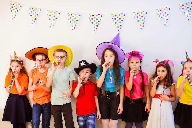 Enfants joyeux s'amusant à la fête d'anniversaire