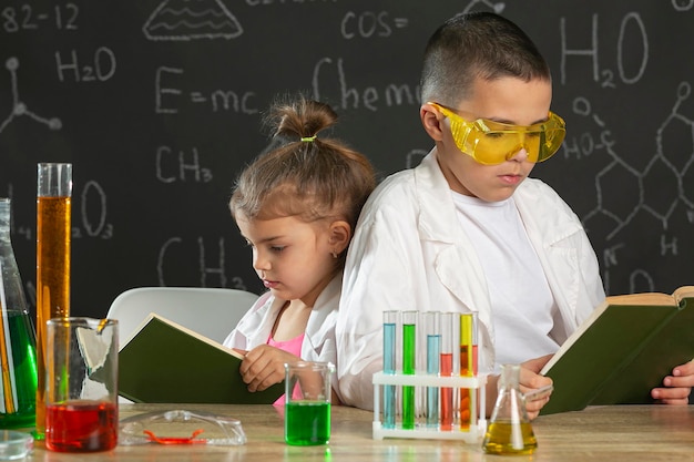 Photo enfants en laboratoire avec livre étudiant