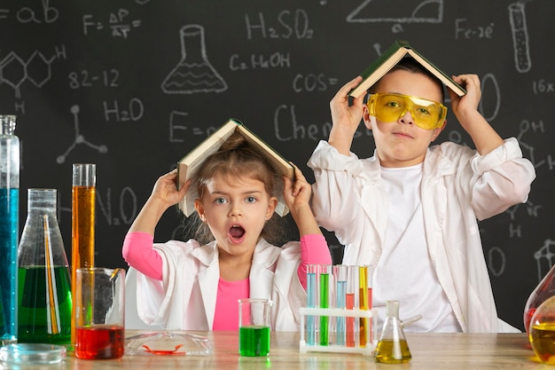 Photo enfants en laboratoire avec livre