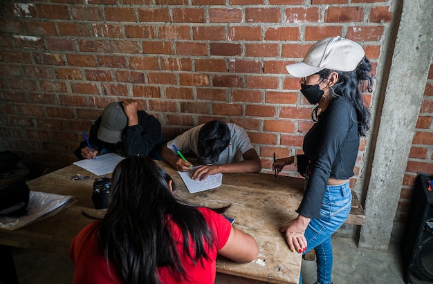 Enfants latino-américains recevant une formation et des informations d'un travailleur social