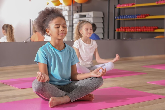 Photo enfants à la leçon d'éducation physique dans le gymnase de l'école