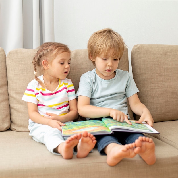 Enfants sur la lecture du canapé