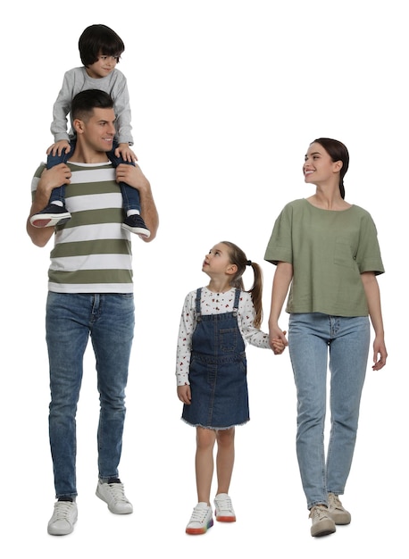 Enfants avec leurs parents sur fond blanc