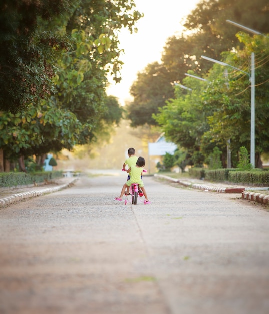 Les enfants avec leurs vélos