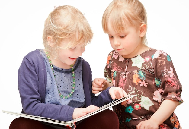 Des enfants lisant un livre.