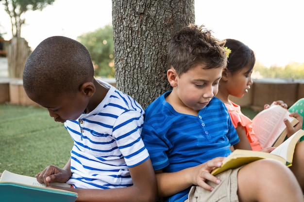 Enfants lisant des livres au parc