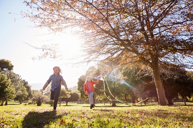 Enfants ludiques courir dans le parc