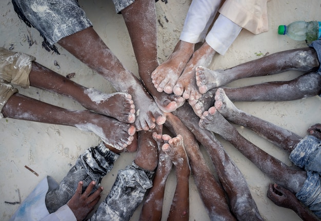 Enfants mains et pieds ensemble en cercle