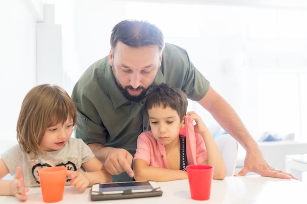 Enfants à la maison avec père