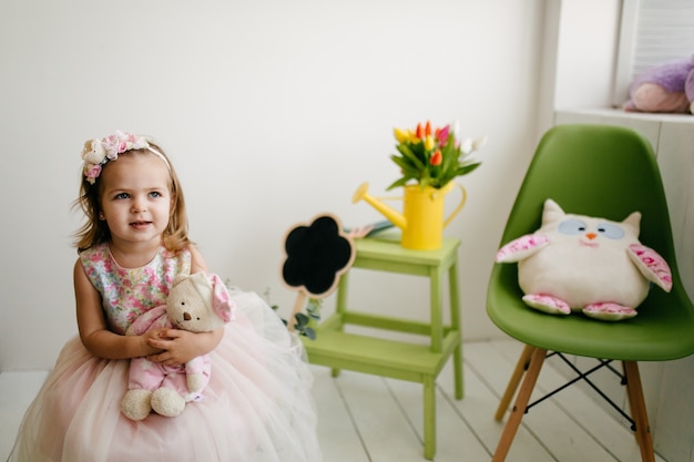 Enfants avec maman une soeur en photographie au studio