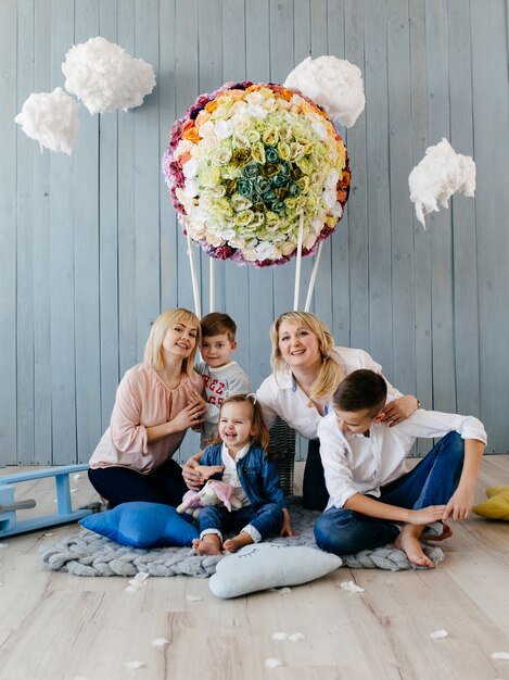 Enfants avec maman une soeur en photographie au studio