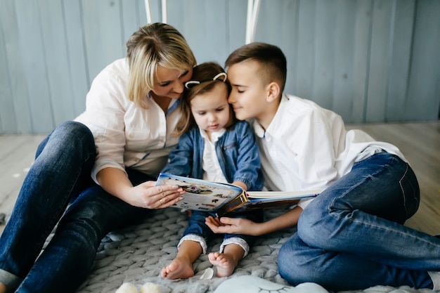 Enfants avec maman une soeur en photographie au studio