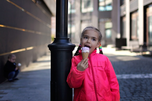 Enfants mangeant une glace