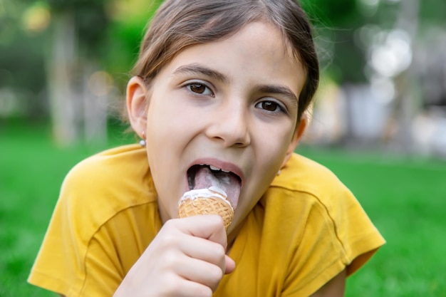 Les enfants mangent de la glace dans le parcselective focus