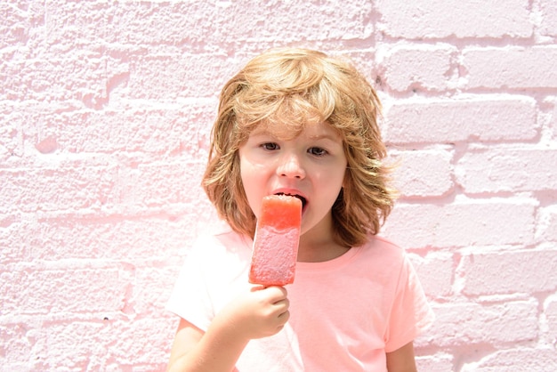 Les enfants mangent de la glace rose enfant mangeant de la glace