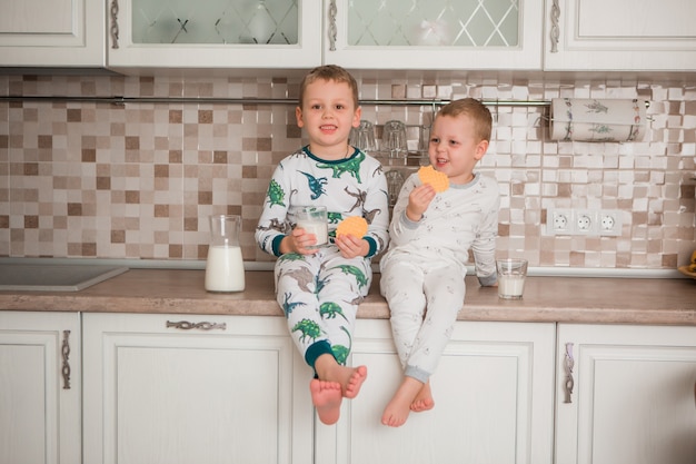 les enfants mangent le petit déjeuner en pyjama