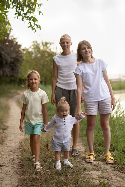 Les enfants marchent dans la nature