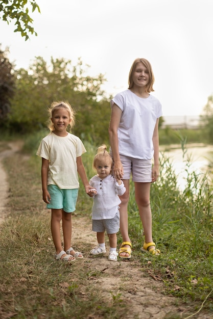 Les enfants marchent dans la nature