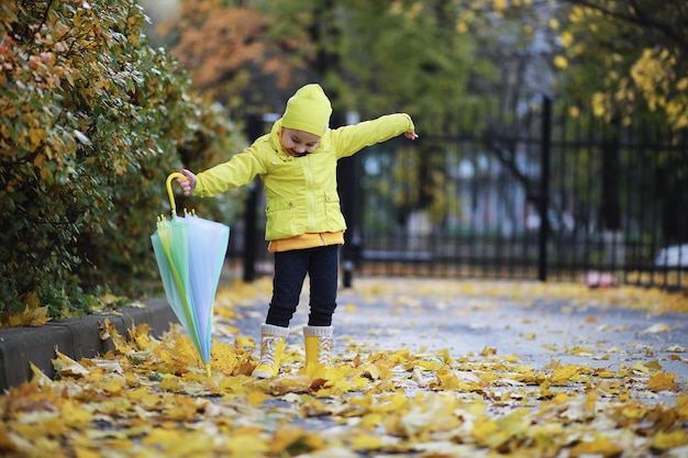 Les enfants marchent dans le parc d'automne à l'automne