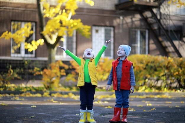 Les enfants marchent dans le parc d'automne à l'automne
