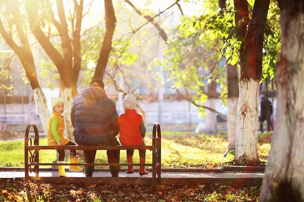 Les enfants marchent dans le parc d'automne à l'automne