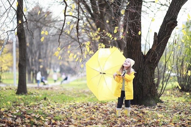 Les enfants marchent dans le parc d'automne à l'automne