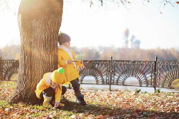 Les enfants marchent dans le parc d'automne à l'automne